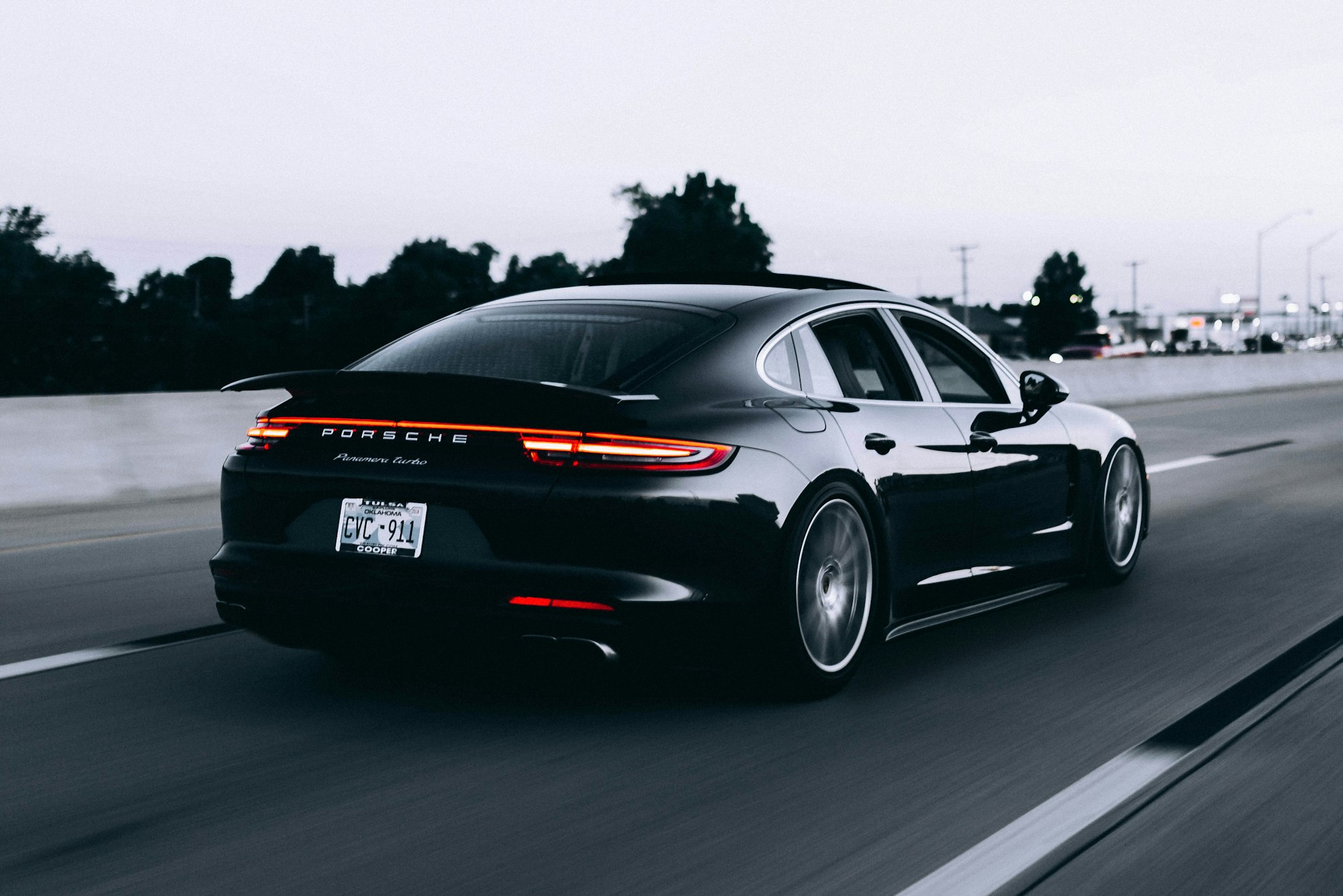 Carro esportivo em movimento